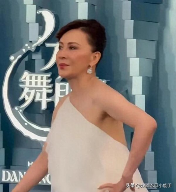 博泰配资 胡杏儿周柏豪亮相《水舞间》红毯 众星齐聚澳门