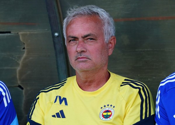 京融实配 穆里尼奥还是没有原谅英超：曼城应该被扣分，曼联当年能拿冠军