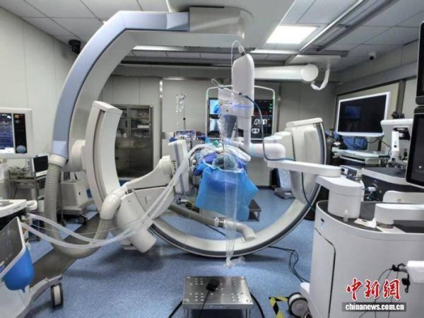 六六配资 机器人手术实现“极致微创” “一站式”打击双肺结节