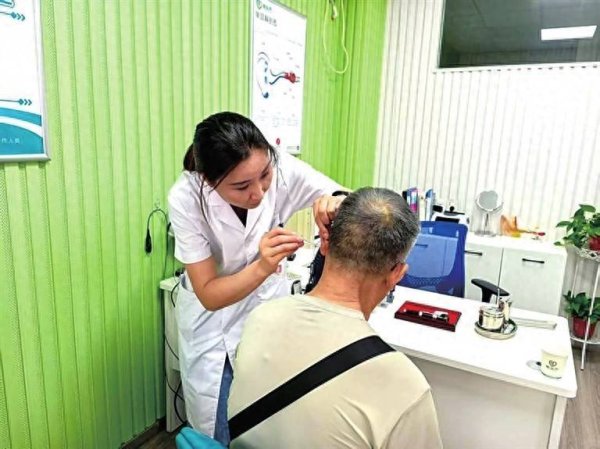 秒配网 政策红利让爱“听得见” 河南适老化改造将助听器纳入补贴范围