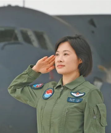股市配资 阅兵最帅女机长，登上《人民日报》